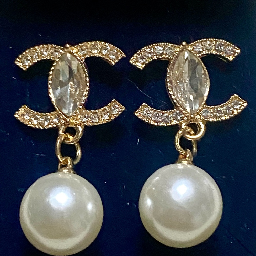 Elegant Gold and Pearl Earrings